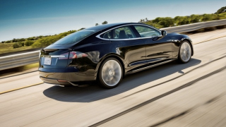 Illustration for article titled Tesla Model S Gets 89 MPGe, Gizmos Confuse Car Buyers, And Peugeot CEO's Clock Starts Ticking
